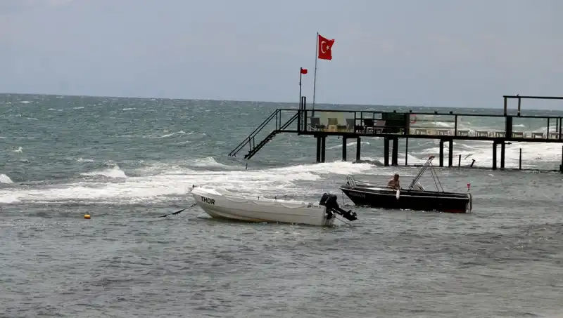 Poyraz Rüzgarı Etkisini Artırınca Plajlarda Denize Girmek Yasaklandı