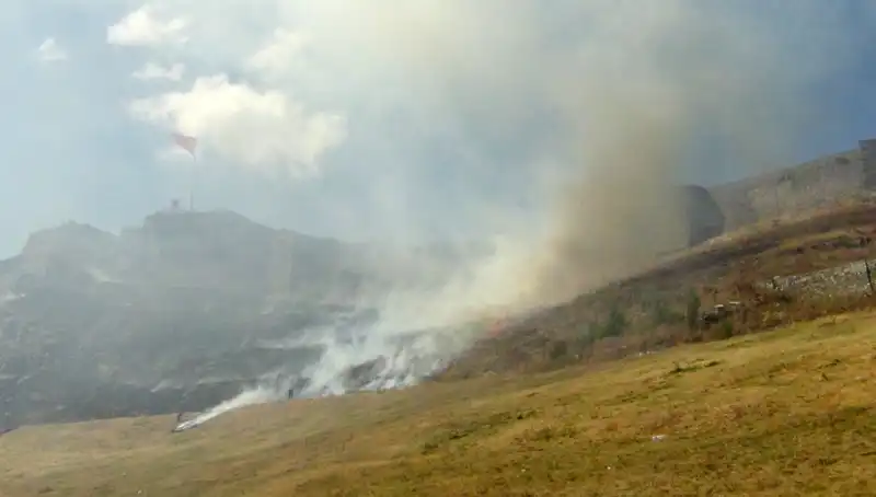 Kars Kalesi'nde Anız Yangını: Doğayı Tehdit Eden Korkutucu Olay