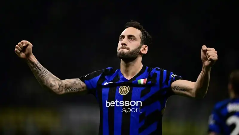 Hakan Çalhanoğlu Tatilde, Inter Kampına Hazırlık İçin İstanbul’da Kritik Görüşme Yaptı