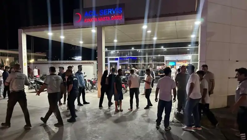 Acil Servis Önünde Şoke Eden İki Taraflı Kavga Görüntülendi