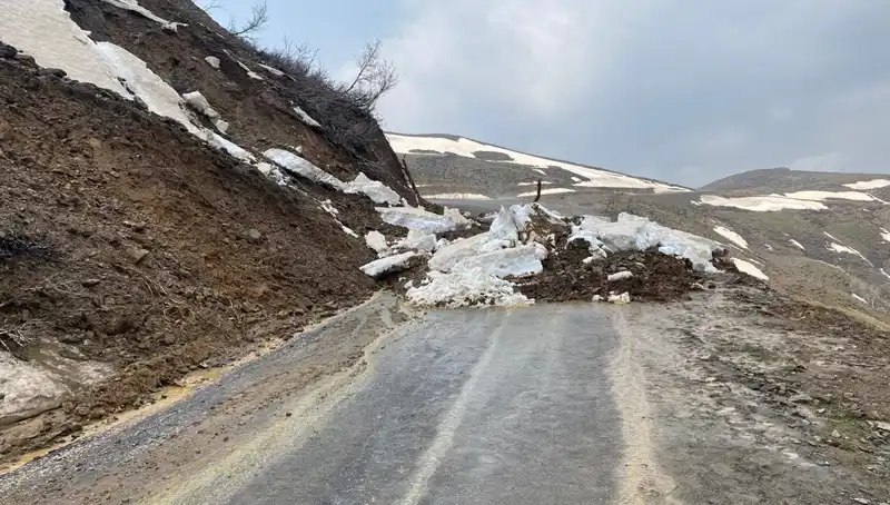 Muş’un Heyelanla Kapanan Köy Yolu Yeniden Ulaşıma Açıldı!