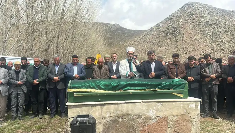 Baba ile Kızlarının Duygusal Veda Anları Kameralara Yansıdı