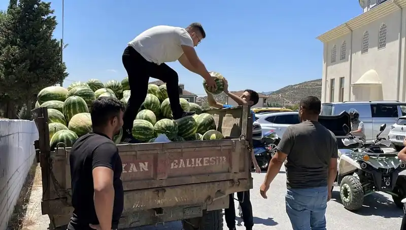 Yazın En Sıcak Günü, Tonlarca Karpuzla Neşeli Bir Etkinlik