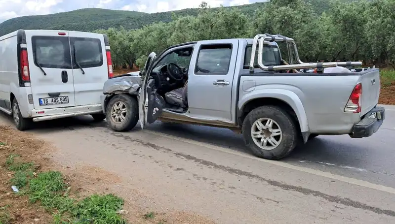 Bursa'nın Kalbinde Korkutan Kaza: Minibüs ile Kamyonet Çarpıştı