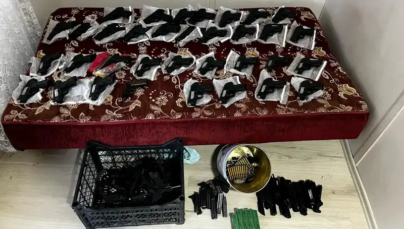 Gaziantep'te Silah Deposu Ortaya Çıktı: 45 Silah ve El Bombası Ele Geçirildi