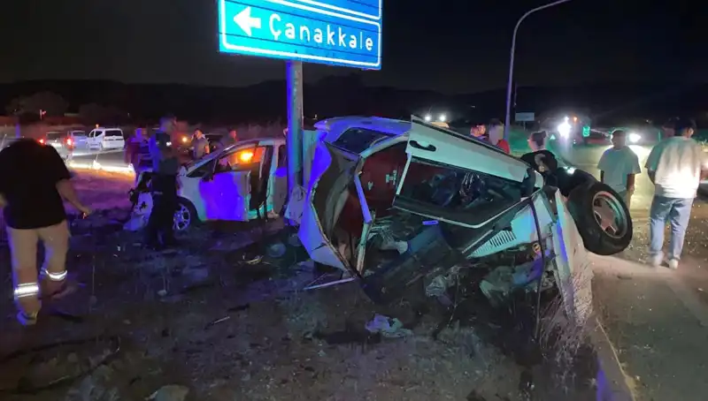 Çanakkale'de Trafik Kazası: İki Otomobil Çarpıştı, Yaralılar Çok!