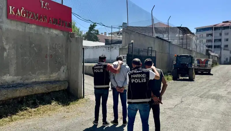 Kars'ta Uyuşturucu Operasyonu: İki Şahıs Tutuklandı, Sokaklar Temizleniyor!