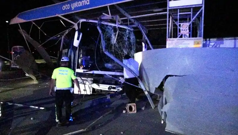 Otobüs Oto Yıkamaya Daldı: Feci Kaza 8 Yaralı! Neler Oluyor?
