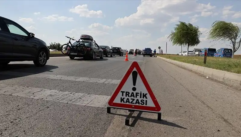 Adana'da Feci Kaza: Kamyon ile Otomobil Çarpıştı, Hayatlar Değişti