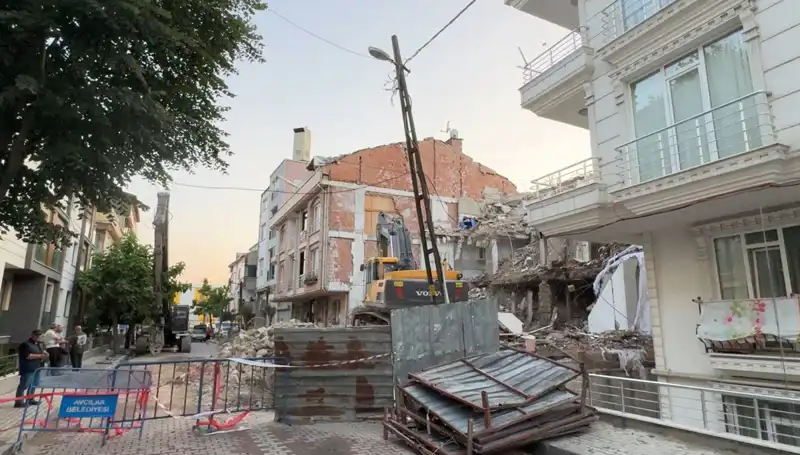 Yıkım Sürecinde Elektrik Kablosu Kopunca İki Sokak Karanlığa Gömüldü