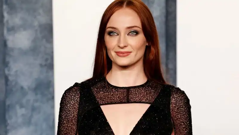 Sophie Turner'ın Dikkatini Çeken Can sıkıcı Yorumlar: Hangi Büyüklükte Bir Tepki Verdi?