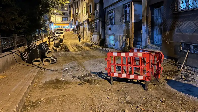 Bayrampaşa'da Altyapı Çalışmalarında Patlayan Rögar Kapağı, Trafiği Felç Etti