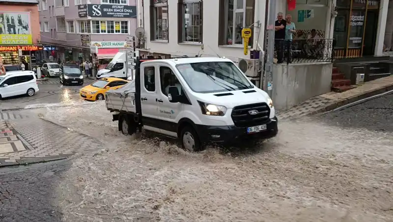 Aniden Yağmur Bastırdı: 10 Dakikada Şehirde Su Baskınları