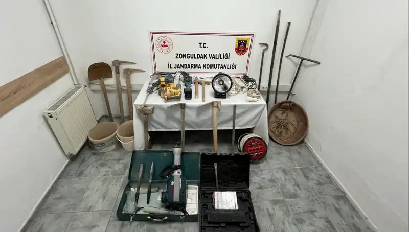 Çaycuma'da Kaçak Kazı Yapan 5 Kişi Gözetim Altına Alındı!