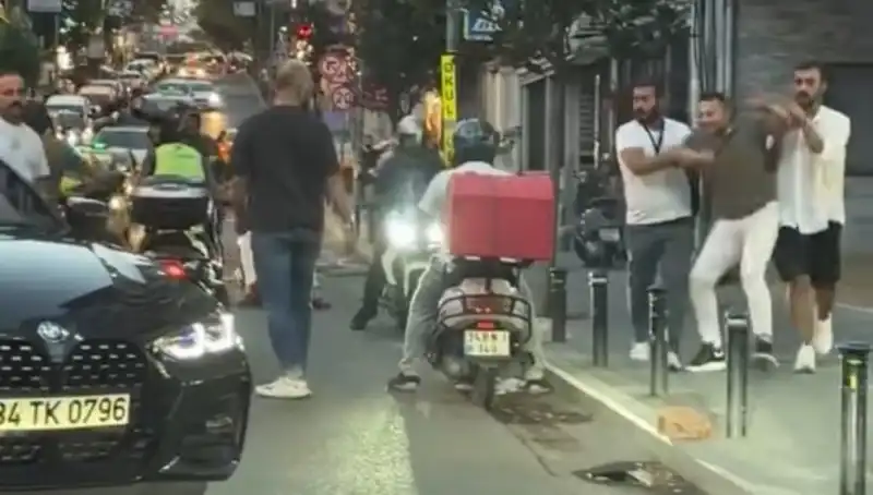Nişantaşı'nda Yol Verme Kavgası: Sopalı Kadın Saldırısı