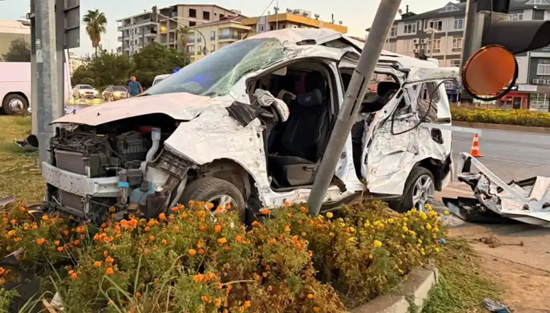 Antalya’da Midibüs ve Hafif Ticari Araç Çarpıştı: 6 Kişi Yaralandı