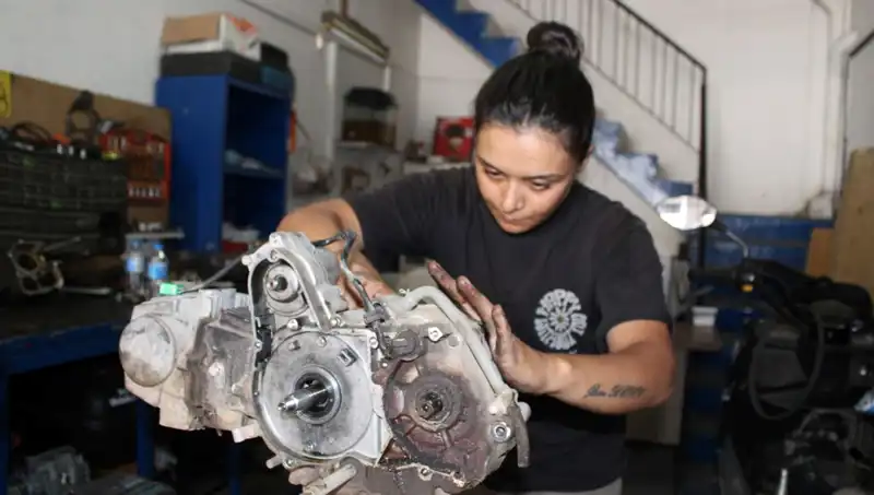 Eşi Çırak Bulamıyordu, 33 Yaşındaki Hayriye Motor Ustası Olmayı Tercih Etti