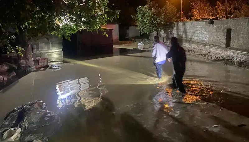Yoğun Yağışlar 20 Dakikada Hayatı Felç Etti: Ev Çöktü, Boşaltmalar Başladı