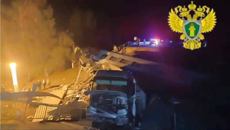 Rusya'da Köprü Çöküşü ve Raydan Çıkan Tren: 7 Kişi Hayatını Kaybetti