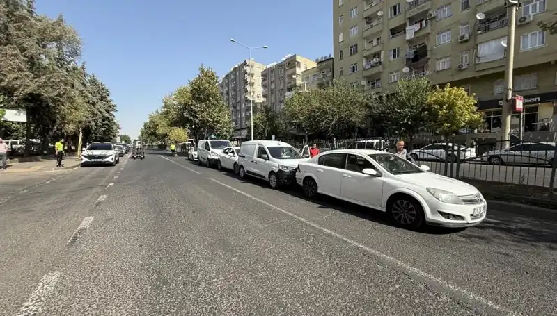 Diyarbakır'da 5 Araç Birbirine Girdi: Kazanın Ardından Gelişmeler