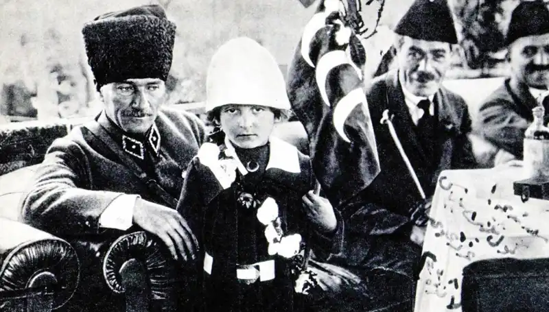 Unutulmaz Fotoğraf: Şapkanın Altında Bir Bayramın Hikayesi