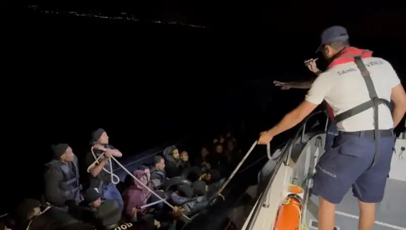 Çeşme Açıklarında Facianın Eşiğinden Dönüldü: 42 Kaçak Göçmen Kurtarıldı