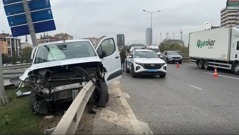 Otoyolda Meydana Gelen Feci Kaza: Araç Bariyerlere Saplandı