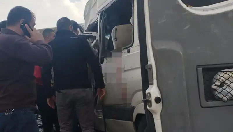 Van'da Minibüs ve Kamyonetin Feci Çarpışması: 6 Kayıp, 8 Yaralı
