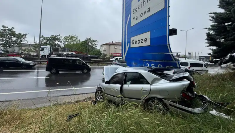 Trafik Levhasına Çarpan Araçta İlginç Kaza: Bir Yaralı