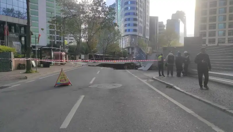 Sarıyer'de Büyük Tehlike: Yol Çöktü, Trafik Akışı Aksadı