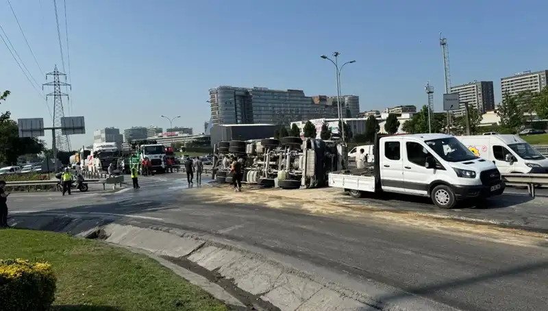 D-100 Yan Yolda Beton Mikseri Devrildi: Trafik Durumu Nedir?