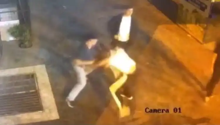 İstanbul Sokaklarında Tekmeli Yumruklu Kavga: İki Gruplar Arasında Büyük Gerginlik