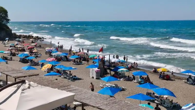 Akçakoca'da Deniz Yasağı: Yaz Tatiline Yeni Sınırlamalar Geldi