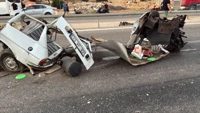 Bariyere Çarpan Araç Savaş Alanına Döndü: Bir Ölü, Bir Yaralı
