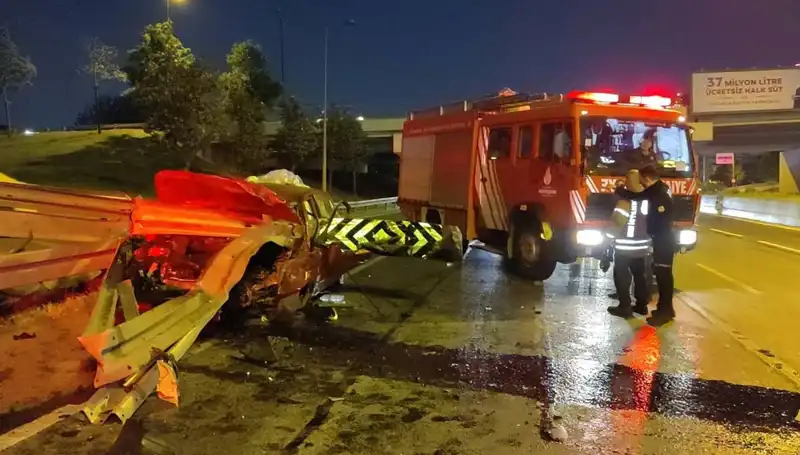 Bariyer Otomobile Saplandı: Sürücü Ağır Yaralı, Kazanın Şok Edici Detayları!