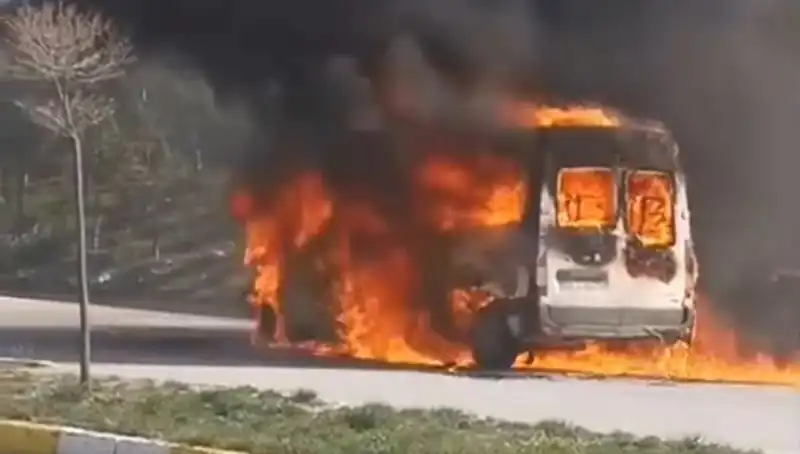 Havalimanı Servis Aracı Yangını: Panik ve Tehlike Anları