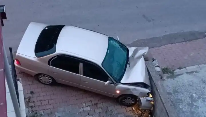 Kontrolü Kaybeden Araç Duvara Çarptı: Kazanın Detayları ve Sonuçları