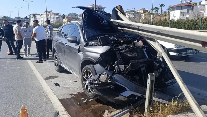 Kaza Yapmamak İçin Bariyerlere Çarpan Araçtan İlginç Görüntüler