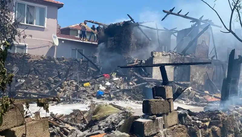 Kırklareli'nde Ev Yangını! İtfaiye Eri Görev Başında Yaralandı