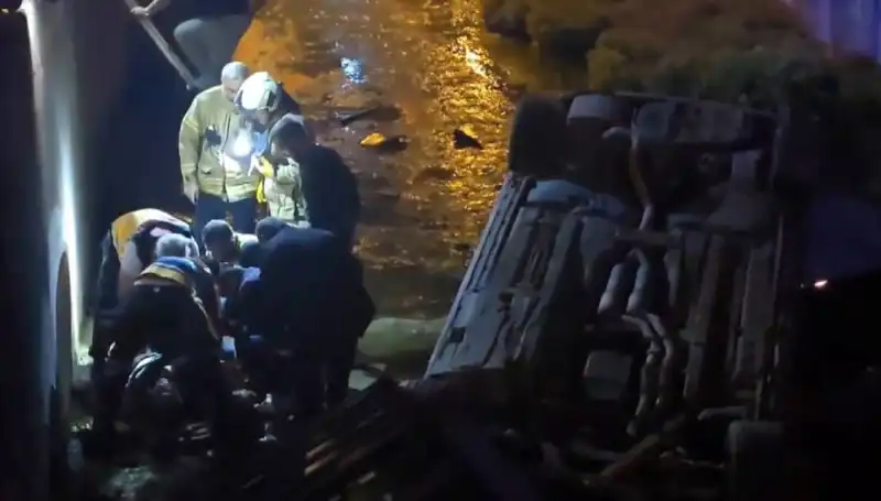 Sürücü Kaza Yerinden Kaçarak İzini Kaybettirdi, Yaralıyı İtfaiye Kurtardı