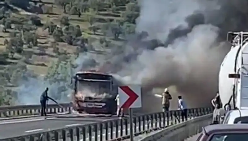 İzmir'de Belediye Otobüsü Yangını: Yolcuların Panik İçinde Tahliyesi