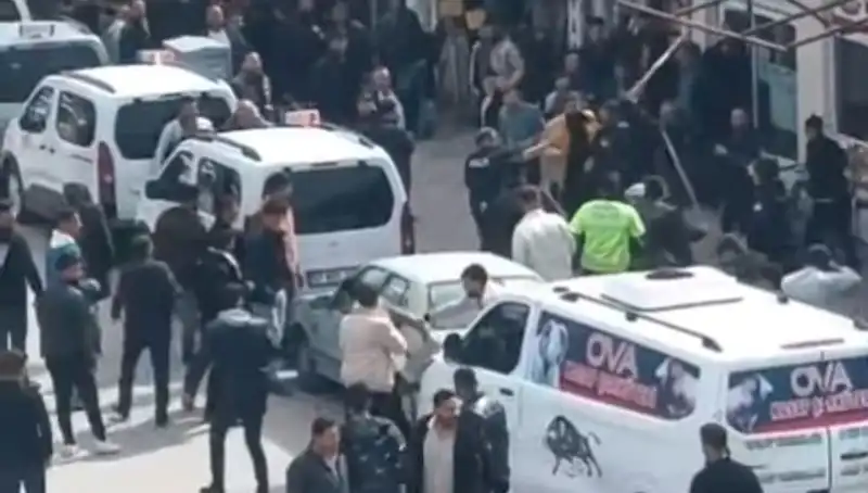Erciş'te Taşlı Sopalı Kavga: Sokağa Yansıyan Şiddet ve Gözaltılar