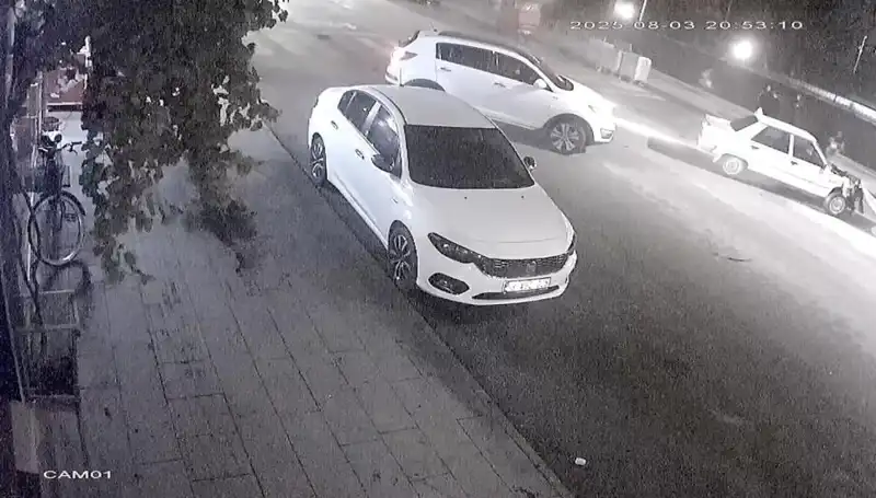 Yayalara Yol Vermek İsteyen Sürücüye Arkadan Çarpan Araçlar Şok Etti!