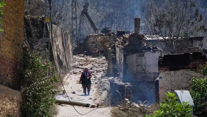 İzmir ve Bilecik'teki Yangınlar: 415 Bina Tutuştu, Hayat Durma Noktasında