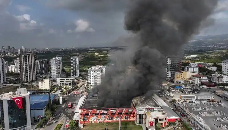Mersin'de Fabrika Yangını: TOMA ile Yangın Mücadelesi Devam Ediyor