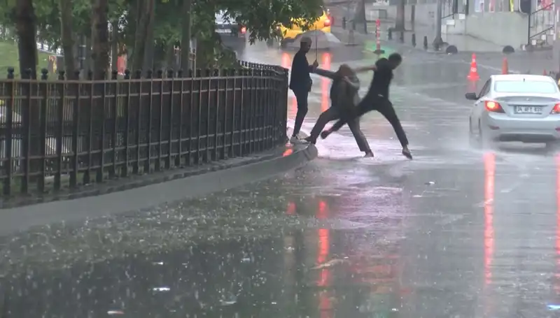 İstanbul ve İzmir İçin Meteorolojiden Uyarı: Turuncu Kodlu Alarm Geldi!