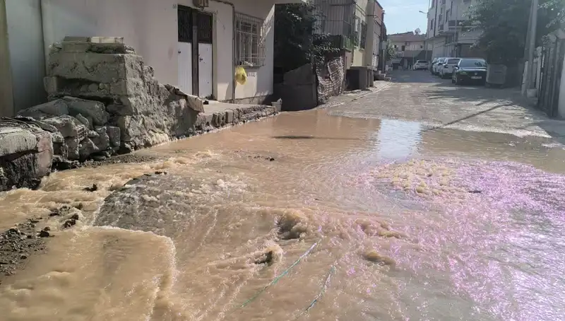İlçede İçme Suyu Hattı Patladı, Çarşıyı Sular Bastı!