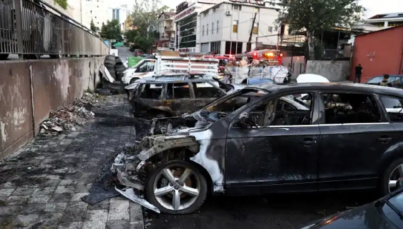 Sanayi Sitesinde Büyükanne Kadar Büyüyen Yangın: Tamir Bekleyen Araçlar Alev Alev Yandı