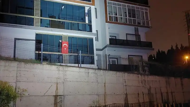 Sakarya’da 4 Katlı Apartmanın Aniden Tahliye Edilmesi Tüm Dikkatleri Üzerine Çekti