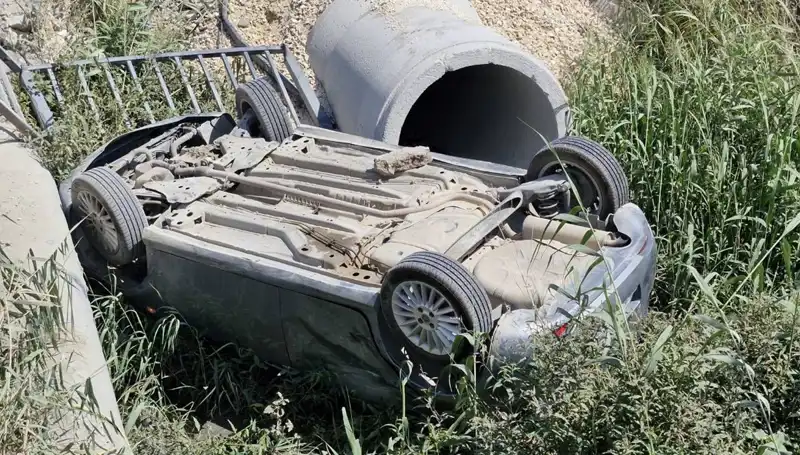 Pikap ile Çarpışan Aracın Su Kanalına Devrilmesi: 2 Yaralı!
